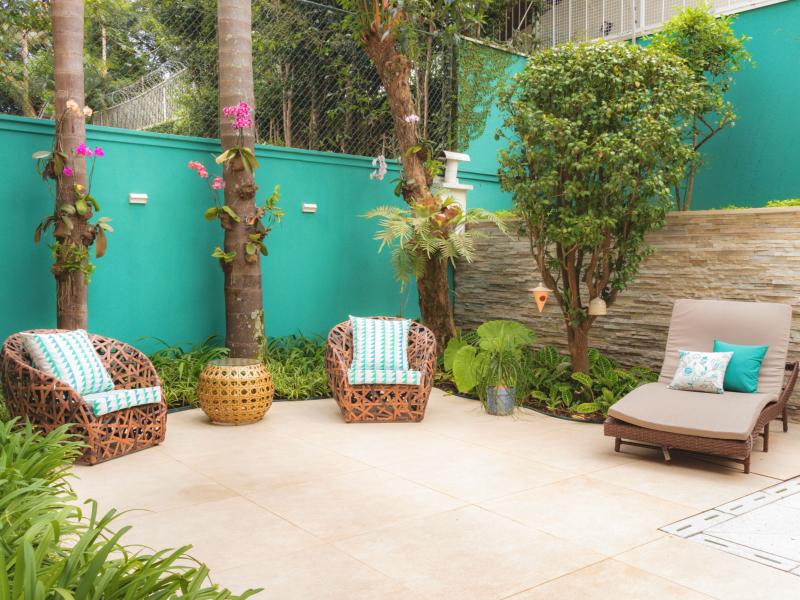 Após projeto de retrofit, área externa ganha mais verde, segurança e conforto